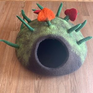 Made with 100% sheep wool. Wool felt Cat bed/cave/ pod